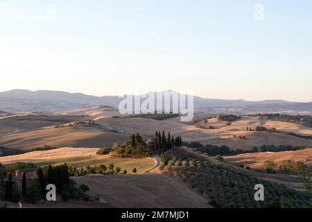 Blick von oben, atemberaubender Blick auf das Val D'Orcia während eines wunderschönen Sonnenaufgangs. Val D'Orcia ist eine breite und wunderschöne Landschaft in der Toskana Stockfoto