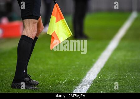 Abbildung zeigt die Flagge des Schiedsrichters während des French Cup, Runde 64 Fußballspiel zwischen LOSC Lille und ESTAC Troyes am 8. Januar 2023 im Stadion Pierre Mauroy in Villeneuve-d'Ascq, Frankreich - Photo Matthieu Mirville / DPPI Stockfoto