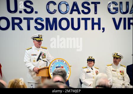 Vizeadmiral Steven Poulin, Befehlshaber des Atlantikgebiets, gibt die Eröffnungsrede während der Zeremonie zum Befehlswechsel im 5. Bezirk in Portsmouth, Virginia, am 11. Mai 2022. Der Kommandowechsel ist eine altehrwürdige Tradition, die Kontinuität und Autorität des Kommandos innerhalb der Küstenwache fördert. USA Foto der Küstenwache von Petty Officer 3. Klasse Emily Velez. Stockfoto