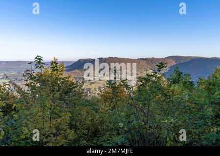 Europa, Deutschland, Süddeutschland, Baden-Württemberg, Schwäbische Alb, Bissingen an der Teck, Blick vom Schloss Teck auf die Ausläufer der Alb und den Breitenstein Stockfoto