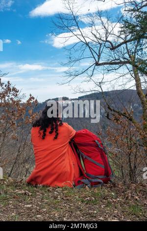 Europa, Deutschland, Süddeutschland, Baden-Württemberg, Donautal, Sigmaringen, Beuron, Wanderer sitzt auf dem Boden und genießt den Blick auf das Schloss Wildenstein Stockfoto