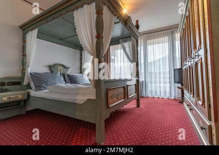 Europa, Deutschland, Süddeutschland, Bayern, Oberbayern, Bayerische Alpen, Lenggries, Himmelbett im Hotelzimmer Stockfoto