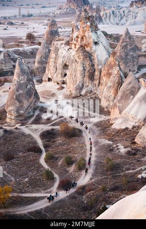 Atemberaubender Blick auf einige Felsformationen im Red & Rose Valley in Kappadokien während eines wunderschönen Sonnenuntergangs. Goreme, Zentralanatolien, Türkei Stockfoto