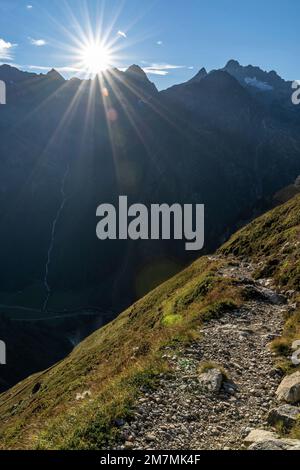 Europa, Österreich, Tirol, Alpen, Östliche Alpen, Ötztal-Alpen, Pitztal, Sonne über dem Kamm des Kaunergrat Stockfoto