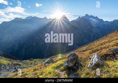 Europa, Österreich, Tirol, Alpen, Östliche Alpen, Ötztaler Alpen, Pitztal, Blick auf den Kaunergrat mit untergehender Sonne hinter der Watzespitze Stockfoto