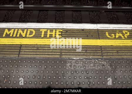 London, England, Großbritannien. Vorsicht Lücke auf der Plattform einer U-Bahn-Station Stockfoto