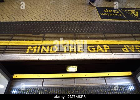 London, England, Großbritannien. Vorsicht, die Gap steht auf der Plattform einer U-Bahn-Station Stockfoto