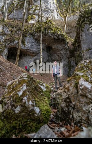 Europa, Deutschland, Süddeutschland, Baden-Württemberg, Donautal, Sigmaringen, Beuron, die Familie bewundert die felsige Landschaft im Bergwald Stockfoto