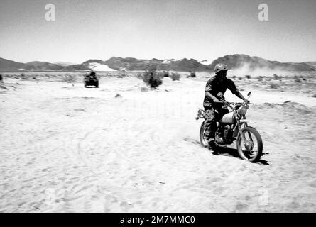 Ein Marine-Motorrad-Späher führt eine Jeep-Patrouille durch die Mojave-Wüste während der Übung MUTIGER SCHILD XVI Betreff Operation/Serie: BRAVE SHIELD XVI Basis: Twentynine Palms Staat: Kalifornien (CA) Land: Vereinigte Staaten von Amerika (USA) Stockfoto