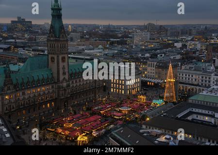 Deutschland, Hamburg, Blick auf das Rathaus und den historischen Weihnachtsmarkt Stockfoto