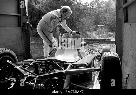 CPT Craig Higgins, Leiter der Vertragsprogrammierung für die 52. Bauingenieurstaffel, bereitet sich auf eine Probefahrt mit seinem Formel-Ford-Royale-Rennwagen auf einer Straße in der Nähe des Stützpunkts vor. Basis: Luftwaffenstützpunkt Spangdahlem Land: Westdeutschland (FRG) Stockfoto