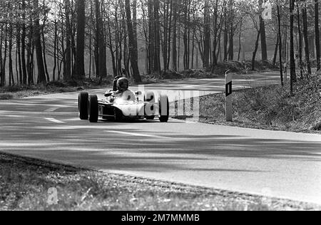 CPT Craig Higgins, Leiter der Auftragsprogrammierung für das 52. Bauingenieurschwadron, testet seinen Formel-Ford-Royale-Rennwagen auf einer Straße in der Nähe des Stützpunkts. Basis: Luftwaffenstützpunkt Spangdahlem Land: Westdeutschland (FRG) Stockfoto