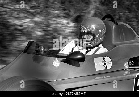 CPT Craig Higgins, Leiter der Auftragsprogrammierung für das 52. Bauingenieurschwadron, testet seinen Formel-Ford-Royale-Rennwagen auf einer Straße in der Nähe des Stützpunkts. Basis: Luftwaffenstützpunkt Spangdahlem Land: Westdeutschland (FRG) Stockfoto