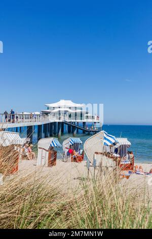 Liegestühle am Timmendorfer Strand mit Pier, Timmendorfer Strand, Lübecker Bucht, Ostsee, Schleswig-Holstein, Deutschland, Europa Stockfoto