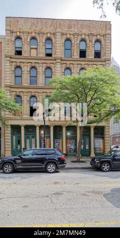 Das 1874 erbaute Liberty Textiles/Carpenter's Building ist ein flaches Gewerbegebäude aus bemalten Ziegeln mit Steinpiers. Stockfoto