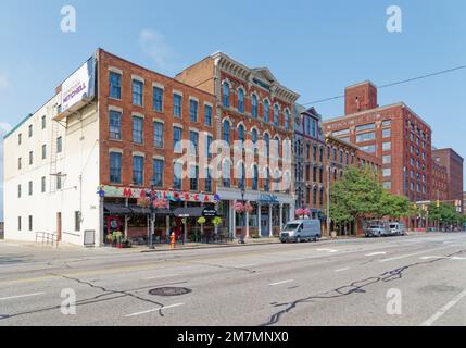 West 9. Street, vom Glaser Brothers Bldg. (1390) zu Bingham Apartments (1278) – einem Hauptabschnitt von Clevelands Warehouse Historic District. Stockfoto