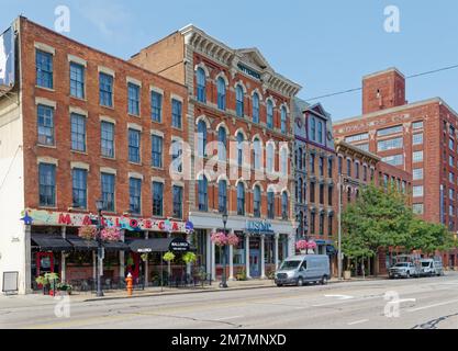 West 9. Street, vom Glaser Brothers Bldg. (1390) Bridgeview Apartments (1300) – ein Hauptabschnitt des historischen Lagerhausviertels von Cleveland. Stockfoto