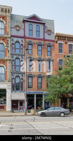 Hart Building (l) und 1370 West 9. Street teilen sich ein Dach, sind aber zwei verschiedene Gebäude. Das 10 Meter breite Hart ist Clevelands dünnstes Gebäude. Stockfoto