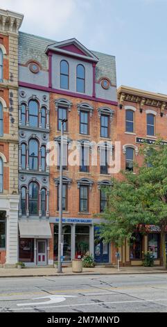 Hart Building (l) und 1370 West 9. Street teilen sich ein Dach, sind aber zwei verschiedene Gebäude. Das 10 Meter breite Hart ist Clevelands dünnstes Gebäude. Stockfoto