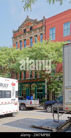 Das Cort Shoe Building beherbergte ursprünglich die Cleveland Tobacco Works und ist jetzt von der Bar/dem Restaurant Barley House auf Straßenebene belegt. Stockfoto