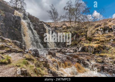 Blea Beck stürzt über diesen malerischen Wasserfall, während er von Holwick Fell in den Fluss Tees fließt. Stockfoto