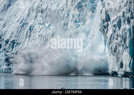 Der Gletscher im Hafen von Neko, antarktis, kalbt und fällt ins Meer Stockfoto