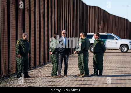 El Paso, Vereinigte Staaten von Amerika. 08. Januar 2023. US-Präsident Joe Biden, Center, spricht mit Zoll- und Grenzschutzbeamten während eines Besuchs an der Grenzmauer entlang des Rio Grande am 8. Januar 2023 in El Paso, Texas. Biden ist in El Paso, um die südliche Grenze zu sehen, wo die Migration einen Rekordstand erreicht hat. Kredit: TIA Dufour/DHS Photo/Alamy Live News Stockfoto