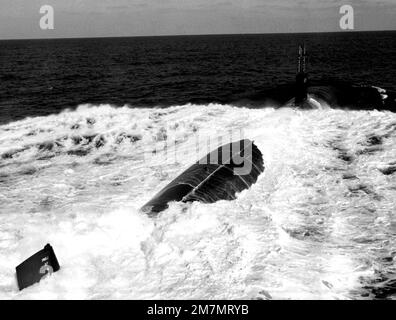 Steuerbord-Viertelansicht des nuklearbetriebenen Angriffs-U-Boots USS MEMPHIS (SSN-691). Land: Atlantik (AOC) Stockfoto