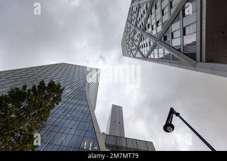 London, Großbritannien - September 11 2022 - Moderne Stahl- und Glastürme und -Gebäude, mehrstöckige Büroflächen, die in London, Großbritannien, den Himmel erobern Stockfoto