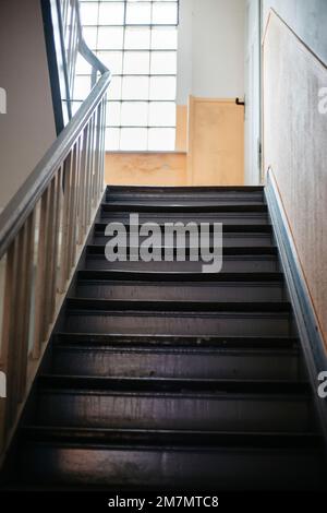 Treppe in einem heruntergekommenen Wohnhaus in Deutschland Stockfoto