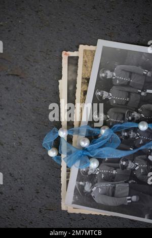 Details eines Stapels alter Fotos aus der Zeit des Zweiten Weltkriegs Stockfoto