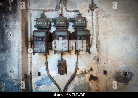 Italien, Venetien, alte Schalter, kaputte elektrische Anlage in einem alten Industriegebäude Stockfoto