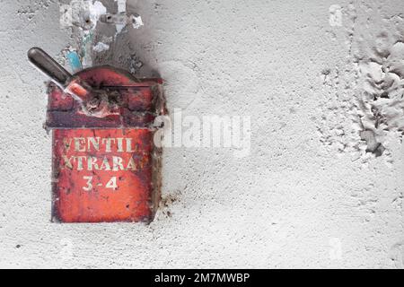 Italien, Venetien, außer Betrieb, elektrischer Kippschalter in einem alten Industriegebäude Stockfoto