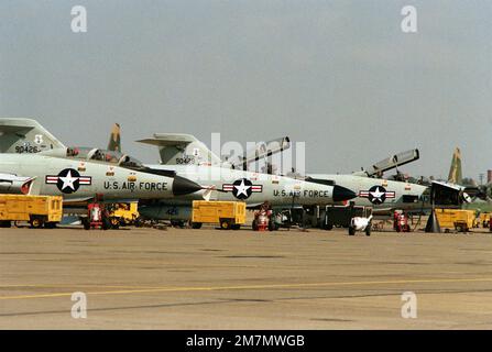 Eine rechte Vorderansicht des F-101 Voodoo-Flugzeugs in einer Reihe, während allgemeine Wartungsarbeiten durchgeführt werden. Das Flugzeug ist der 107. Fighter Interceptor Squadron, New York Air National Guard, North American Air Defense Command (NORAD) zugewiesen. Basis: Niagara Falls Luftwaffenstützpunkt Bundesstaat: New York (NY) Land: Vereinigte Staaten von Amerika (USA) Stockfoto