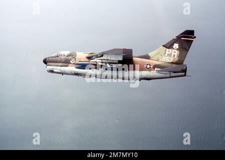 Eine Air-to-Air-Ansicht von links eines Puerto Rico Air National Guard A-7D Corsair II Flugzeugs während der Übung Solid Shield '78. Das Flugzeug ist mit Mark 82 500-Pfund-Bomben bewaffnet. Betroffene Operation/Serie: SOLIDES SCHILD '78 Land: Unbekannt Stockfoto