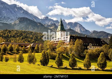 Schloss Elmau und Wettersteingebirge im Sommer. Krün, Bayern, Deutschland. Stockfoto