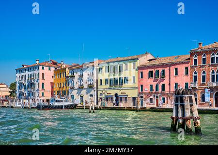 Reihe von Häusern mit Boot davor direkt am Canale Grande, Venedig Stockfoto