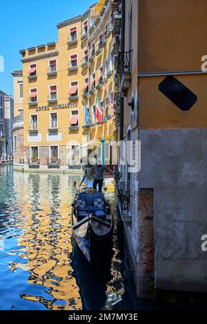 Gondoliere fahren Touristen durch die Lagunenstadt in Venedig Stockfoto