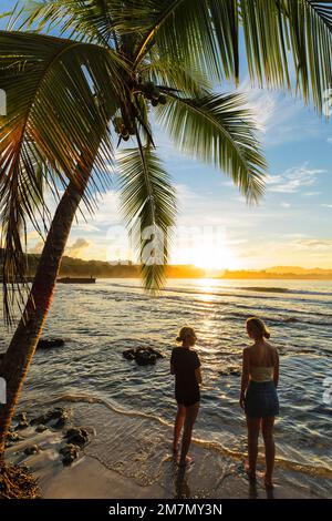 Playa Negra bei Sonnenuntergang, Puerto Viejo de Talamanca, Limon, Karibik, Costa Rica, Mittelamerika Stockfoto