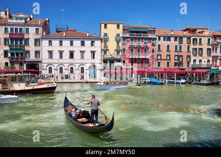 Gondoliere fahren Touristen in Venedig auf dem Canale Grande durch die Lagunenstadt Stockfoto