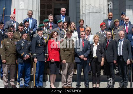 Vermont-Gouverneur Phil B. Scott, die Verteidigungsministerin der Republik Österreich Klaudia Tanner und Generalmajor Gregory Knight Adjutant General der Nationalgarde von Vermont trafen sich im Staatshaus, um den offiziellen Beginn ihrer militärischen Partnerschaft anlässlich einer Unterzeichnungszeremonie in Montpelier, Vermont, im Mai 11, zu würdigen. 2022. Die Staatspartnerschaft des Büros der Nationalgarde begann 1993 und umfasst nun mehr als 90 Länder und die Staatliche Nationalgarde. Vermont begann auch 1993 Partnerschaften mit Nordmazedonien und 2008 mit Senegal. Stockfoto