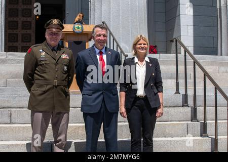 Vermont-Gouverneur Phil B. Scott, die Verteidigungsministerin der Republik Österreich Klaudia Tanner und Generalmajor Gregory Knight Adjutant General der Nationalgarde von Vermont trafen sich im Staatshaus, um den offiziellen Beginn ihrer militärischen Partnerschaft anlässlich einer Unterzeichnungszeremonie in Montpelier, Vermont, im Mai 11, zu würdigen. 2022. Die Staatspartnerschaft des Büros der Nationalgarde begann 1993 und umfasst nun mehr als 90 Länder und die Staatliche Nationalgarde. Vermont begann auch 1993 Partnerschaften mit Nordmazedonien und 2008 mit Senegal. Stockfoto