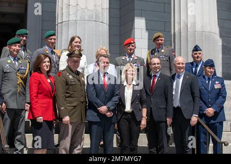 Vermont-Gouverneur Phil B. Scott, die Verteidigungsministerin der Republik Österreich Klaudia Tanner und Generalmajor Gregory Knight Adjutant General der Nationalgarde von Vermont trafen sich im Staatshaus, um den offiziellen Beginn ihrer militärischen Partnerschaft anlässlich einer Unterzeichnungszeremonie in Montpelier, Vermont, im Mai 11, zu würdigen. 2022. Die Staatspartnerschaft des Büros der Nationalgarde begann 1993 und umfasst nun mehr als 90 Länder und die Staatliche Nationalgarde. Vermont begann auch 1993 Partnerschaften mit Nordmazedonien und 2008 mit Senegal. Stockfoto