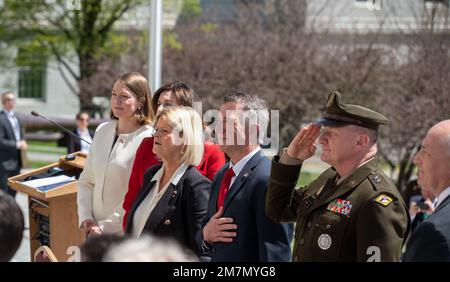 Vermont-Gouverneur Phil B. Scott, die Verteidigungsministerin der Republik Österreich Klaudia Tanner und Generalmajor Gregory Knight Adjutant General der Nationalgarde von Vermont trafen sich im Staatshaus, um den offiziellen Beginn ihrer militärischen Partnerschaft anlässlich einer Unterzeichnungszeremonie in Montpelier, Vermont, im Mai 11, zu würdigen. 2022. Die Staatspartnerschaft des Büros der Nationalgarde begann 1993 und umfasst nun mehr als 90 Länder und die Staatliche Nationalgarde. Vermont begann auch 1993 Partnerschaften mit Nordmazedonien und 2008 mit Senegal. Stockfoto