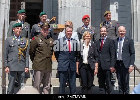 Vermont-Gouverneur Phil B. Scott, die Verteidigungsministerin der Republik Österreich Klaudia Tanner und Generalmajor Gregory Knight Adjutant General der Nationalgarde von Vermont trafen sich im Staatshaus, um den offiziellen Beginn ihrer militärischen Partnerschaft anlässlich einer Unterzeichnungszeremonie in Montpelier, Vermont, im Mai 11, zu würdigen. 2022. Die Staatspartnerschaft des Büros der Nationalgarde begann 1993 und umfasst nun mehr als 90 Länder und die Staatliche Nationalgarde. Vermont begann auch 1993 Partnerschaften mit Nordmazedonien und 2008 mit Senegal. Stockfoto