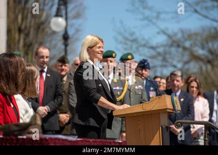 Vermont-Gouverneur Phil B. Scott, die Verteidigungsministerin der Republik Österreich Klaudia Tanner und Generalmajor Gregory Knight Adjutant General der Nationalgarde von Vermont trafen sich im Staatshaus, um den offiziellen Beginn ihrer militärischen Partnerschaft anlässlich einer Unterzeichnungszeremonie in Montpelier, Vermont, im Mai 11, zu würdigen. 2022. Die Staatspartnerschaft des Büros der Nationalgarde begann 1993 und umfasst nun mehr als 90 Länder und die Staatliche Nationalgarde. Vermont begann auch 1993 Partnerschaften mit Nordmazedonien und 2008 mit Senegal. Stockfoto