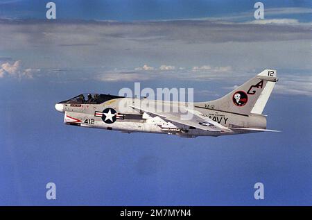 Eine Air-to-Air-Ansicht von links eines Angriffsgeschwaders 12 (VA-12) A-7E Corsair II. Land: Unbekannt Stockfoto