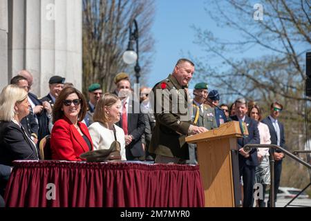 Vermont-Gouverneur Phil B. Scott, die Verteidigungsministerin der Republik Österreich Klaudia Tanner und Generalmajor Gregory Knight Adjutant General der Nationalgarde von Vermont trafen sich im Staatshaus, um den offiziellen Beginn ihrer militärischen Partnerschaft anlässlich einer Unterzeichnungszeremonie in Montpelier, Vermont, im Mai 11, zu würdigen. 2022. Die Staatspartnerschaft des Büros der Nationalgarde begann 1993 und umfasst nun mehr als 90 Länder und die Staatliche Nationalgarde. Vermont begann auch 1993 Partnerschaften mit Nordmazedonien und 2008 mit Senegal. Stockfoto