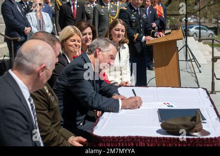 Vermont-Gouverneur Phil B. Scott, die Verteidigungsministerin der Republik Österreich Klaudia Tanner und Generalmajor Gregory Knight Adjutant General der Nationalgarde von Vermont trafen sich im Staatshaus, um den offiziellen Beginn ihrer militärischen Partnerschaft anlässlich einer Unterzeichnungszeremonie in Montpelier, Vermont, im Mai 11, zu würdigen. 2022. Die Staatspartnerschaft des Büros der Nationalgarde begann 1993 und umfasst nun mehr als 90 Länder und die Staatliche Nationalgarde. Vermont begann auch 1993 Partnerschaften mit Nordmazedonien und 2008 mit Senegal. Stockfoto