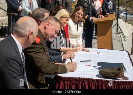 Vermont-Gouverneur Phil B. Scott, die Verteidigungsministerin der Republik Österreich Klaudia Tanner und Generalmajor Gregory Knight Adjutant General der Nationalgarde von Vermont trafen sich im Staatshaus, um den offiziellen Beginn ihrer militärischen Partnerschaft anlässlich einer Unterzeichnungszeremonie in Montpelier, Vermont, im Mai 11, zu würdigen. 2022. Die Staatspartnerschaft des Büros der Nationalgarde begann 1993 und umfasst nun mehr als 90 Länder und die Staatliche Nationalgarde. Vermont begann auch 1993 Partnerschaften mit Nordmazedonien und 2008 mit Senegal. Stockfoto